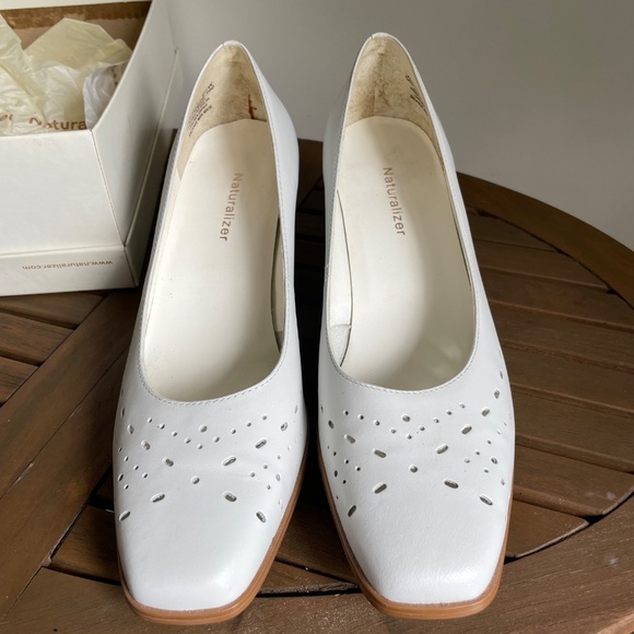 White Genuine Leather Naturalizer Shoes 8 1/2 W - Picture 2 of 5